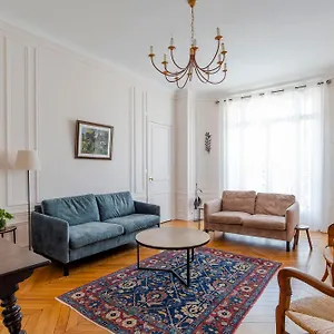 Apartment Veeve - Avenue To The Eiffel Tower, Paris